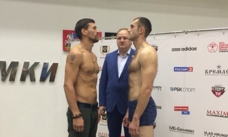 Фоторепортаж с церемонии взвешивания боя Акбербаев — Караваев