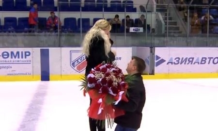 Видео предложения руки и сердца на матче ВХЛ «Казцинк-Торпедо» — ТХК 2:0