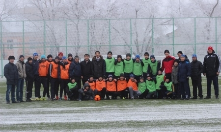 «Акжайык» сыграл с воспитанниками детского дома