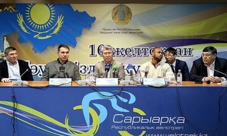 Арыстанбек Мухамедиулы встретился с чемпионами мира по боксу