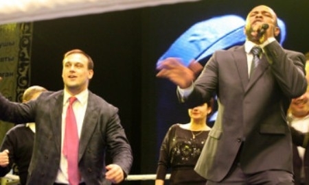 Легенда бокса Рой Джонс спел «вживую» на открытии турнира памяти Галыма Жарылгапова в Караганде