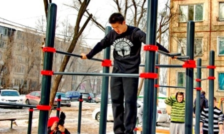 В новом районе Алматы открыли первую спортивную площадку «Street Workout»
