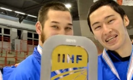Молодёжная сборная поёт гимн Казахстана