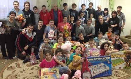 Хоккеисты «Горняка» передали мягкие игрушки в детский дом