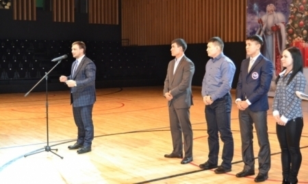 Тяжелоатлеты и боксеры поздравили воспитанников детских домов с Новым годом