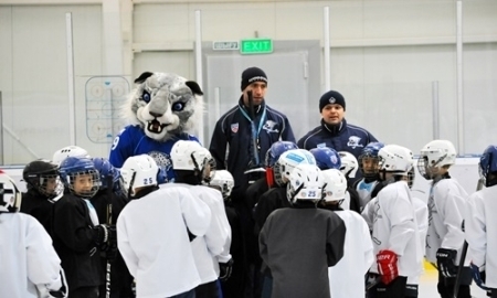 Воспитанники ДЮСШ ХК «Барыс» провели праздничную тренировку на льду