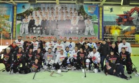 Хоккеисты «Горняка» сыграли против тренеров