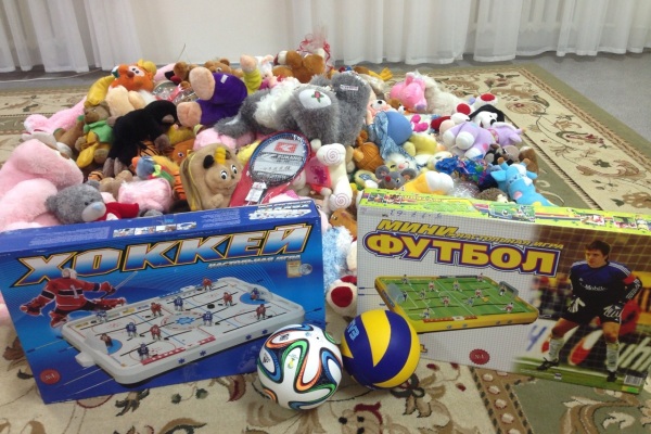 Хоккеисты «Горняка» передали мягкие игрушки в детский дом