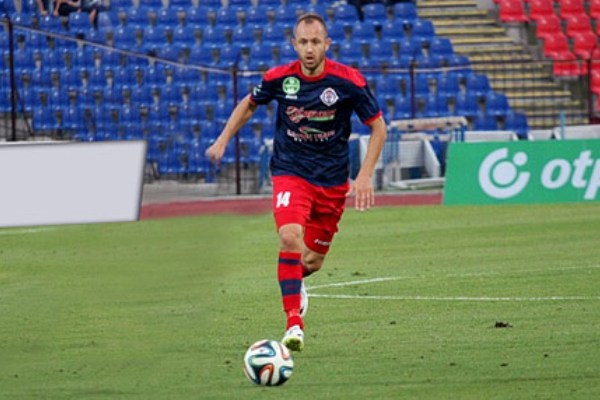 Костич продолжает упорно бороться за мяч