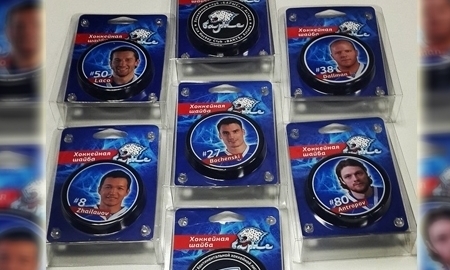 В линейке сувенирной продукции «Барыса» появились фирменные и именные шайбы