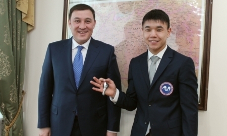 Боксеру Аблайхану Жусупову подарили автомобиль