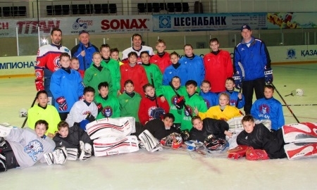 Мастер-класс с детьми провели хоккеисты «Арлана»