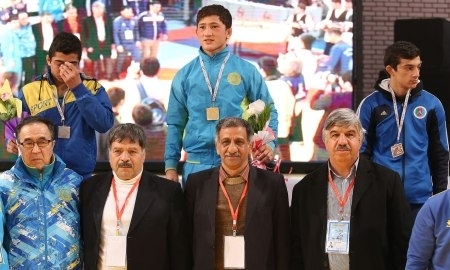 Казахстанские борцы выступают на кадетском турнире в Иране