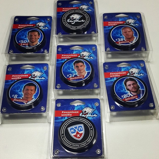 В линейке сувенирной продукции «Барыса» появились фирменные и именные шайбы