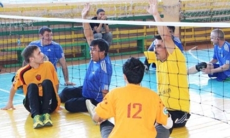 В Костанайской области впервые проходят товарищеские матчи по сидячему волейболу