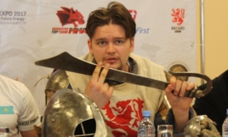 Казахстанский боец Владимир Торопов рассказал о своей рыцарской амуниции