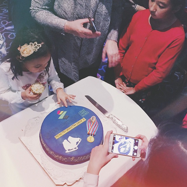 Юные фигуристы поздравили Дениса Тена с победой на Чемпионате четырех континентов