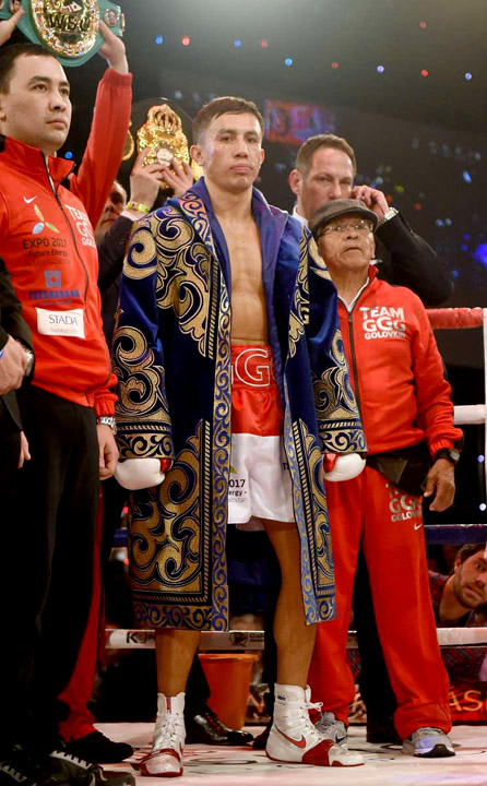 Пользователи интернета обсуждают чапан и капу Геннадия Головкина