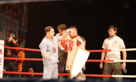 Из-за травмы покинул ринг боец исторического средневекового поединка на турнире в Караганде