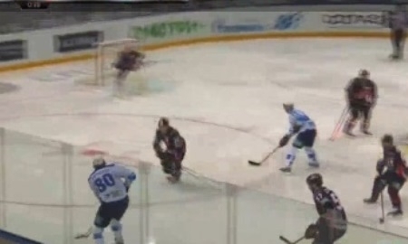 Нападающий «Авангарда» в игре с «Барысом» получил удаление до конца игры за колющий удар