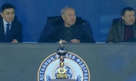 Нурсултан Назарбаев вручил Суперкубок Казахстана победителям — клубу «Астана»