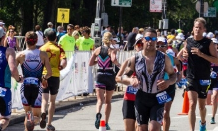 Казахстанские спортсмены-любители участвуют в мировом соревновании по триатлону в Абу-Даби