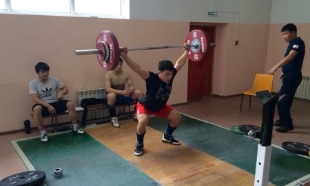 Юниоры-тяжелоатлеты готовятся к чемпионату мира среди юношей и девушек до 17 лет