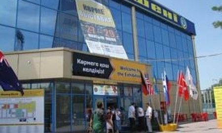 В Караганде проходит чемпионат РК по вольной и женской борьбе