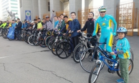 Алматинцы встретили Наурыз на велосипедах