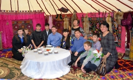 Майя Манеза и Вячеслав Ершов поздравили с Наурызом воспитанников детдомов в Караганде