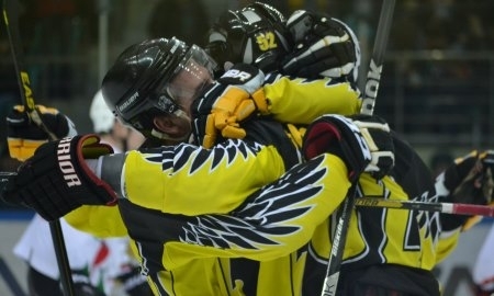 <strong>«Сарыарка» выходит в полуфинал ВХЛ </strong>