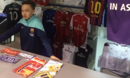 К матчу Казахстан — Исландия на «Астана Арене» продают атрибутику «Реала» и «Челси»