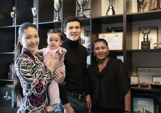 Как лучший боксер мира-2014 отметил свой день рождения или в гостях у семьи Елеусиновых