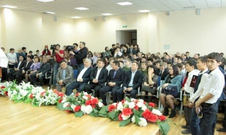 В гости к юным спортсменам Усть-Каменогорска приехали именитые борцы