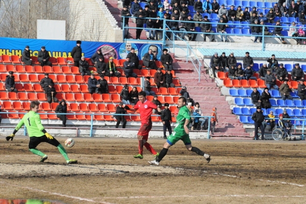 Матч Первой лиги Казахстана был сыгран на поле без травы и с опилками вместо нее
