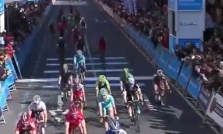 Видео финиша стартового этапа веломногодневки «Тур Страны Басков» с участием гонщиков «Астаны»