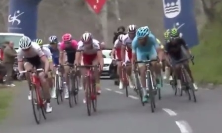 Видео финиша четвертого этапа веломногодневки «Тур Страны Басков» с участием гонщиков «Астаны»