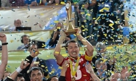 Футболисты «Кайрата» презентовали акиму Алматы Кубок УЕФА