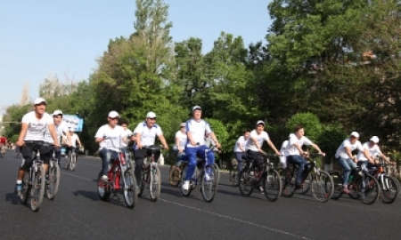 Аким Жамбылской области проехал 11 км в честь Дня защитника Отечества 