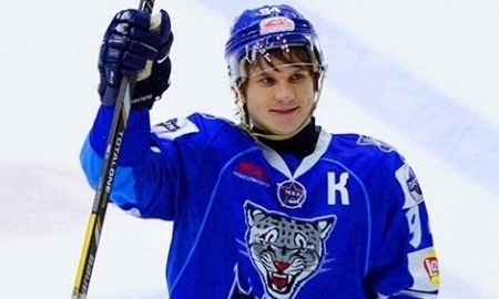 В Усть-Каменогорске капитан хоккейной команды спас девушку, упавшую с набережной в Иртыш