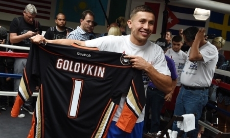 Геннадию Головкину подарили свитер «Анахайм Майти Дакс»