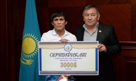 Чемпиона Азии Даулета Ниязбекова поздравили в Кызылорде