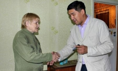 Пенсионерке подарили абонемент на домашние игры «Актобе»