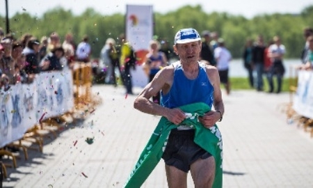 56-летний казахстанец в шестой раз подряд стал чемпионом весеннего полумарафона в Омске