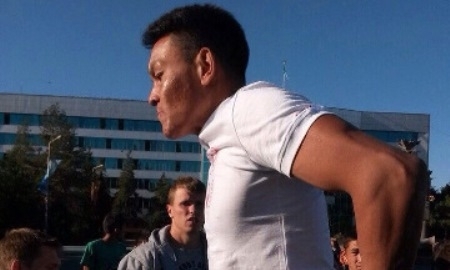 Казахстанский военный намерен побить мировой рекорд в силовых упражнениях на турнике