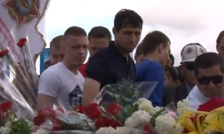 Футболисты «Кайсара» возложили цветы к Вечному огню