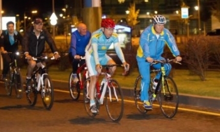 В Алматы проходит ночной велозаезд, посвященный Дню государственных символов РК