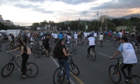 Как проходил ночной велопробег в Алматы