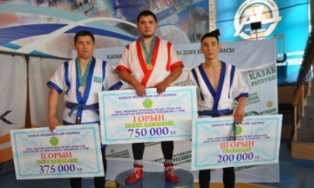 В Алматы победитель соревнования по қазақша күрес получил путевку в хадж