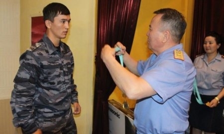 Глава полиции ЮКО наградил полицейских — чемпионов по казакша курес